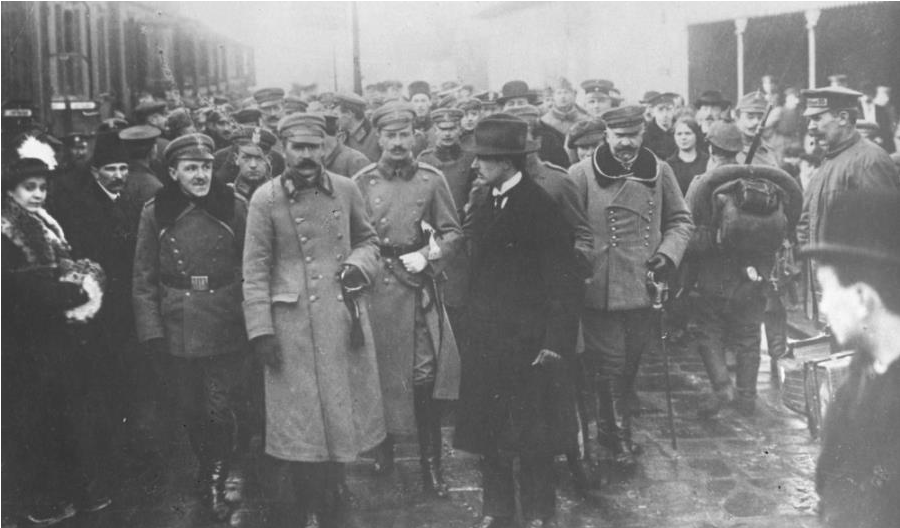 Screenshot 2021 11 04 at 09 59 05 10 listopada 1918 r Piłsudski na Dworcu Wiedeńskim w Warszawie